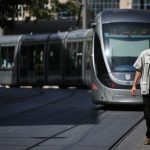 אנטישמיות ביום העצמאות: ערבי סוטר ליהודי ברכבת הקלה בירושלים | צפו
