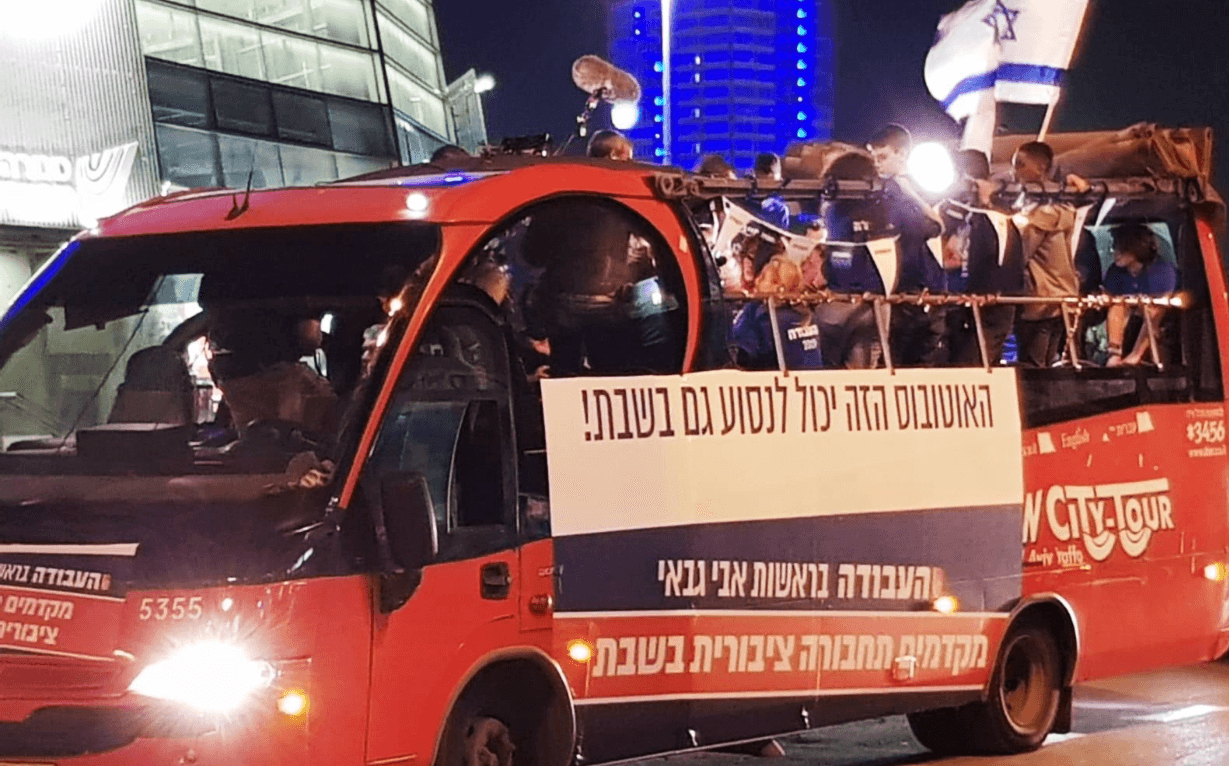 אוטובס השבת. מתוך חשבון הטוויטר של אבי גבאי