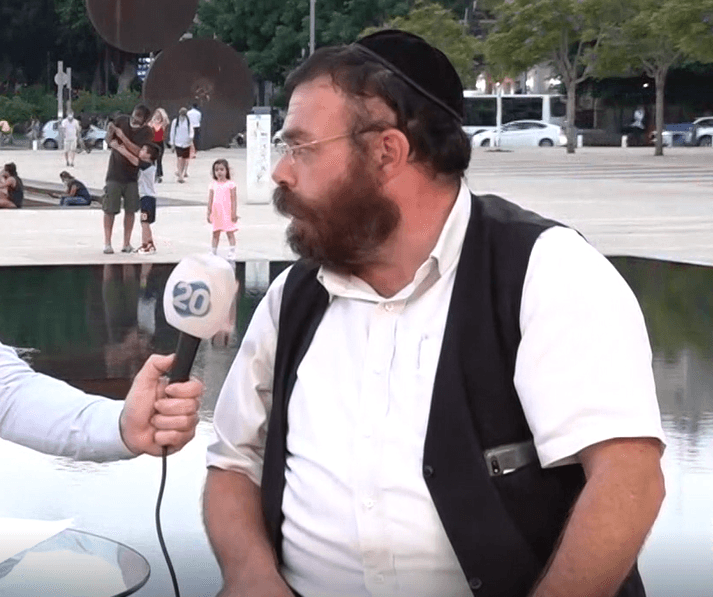 אצבע משולשת וקריאת גנאי - קבלת הפנים שקיבל נהג ההסעות החרדי במחאת העצמאים