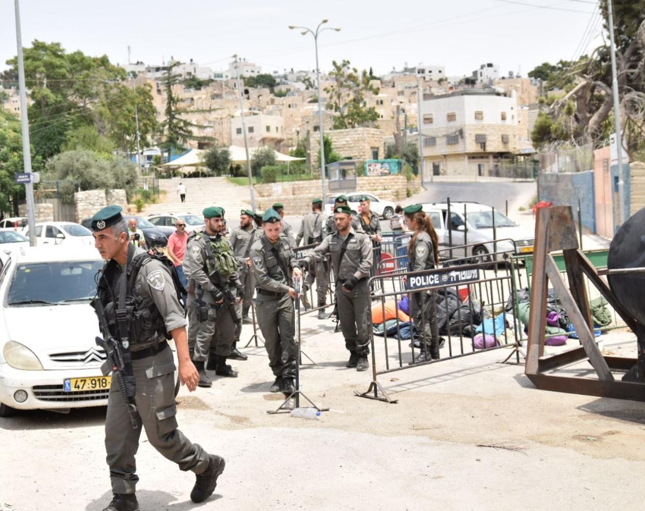 מדוע חיילי צה"ל מלווים את "שוברים שתיקה" בחברון?