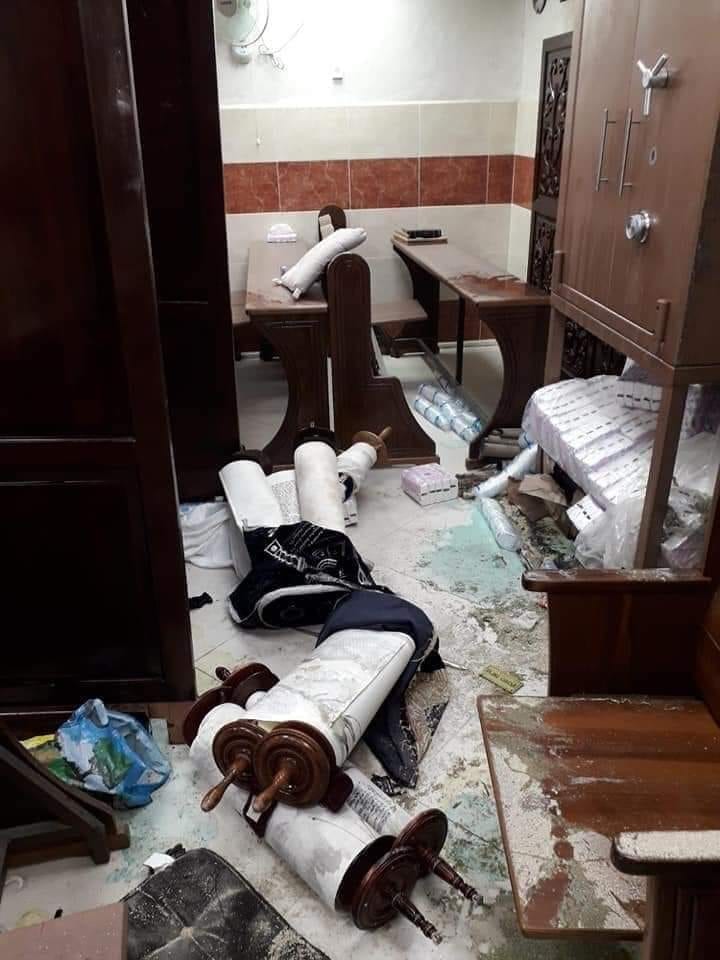 ספרי התורה הושלכו על הרצפה. בית הכנסת המחולל בירושלים