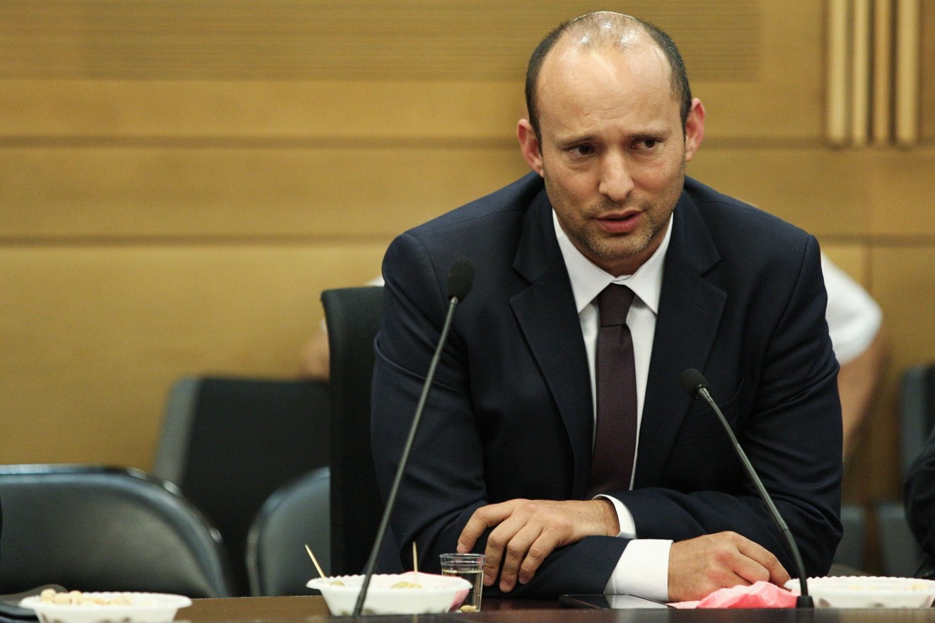 הפר את חוק הבחירות: וועדת הבחירות קנסה את נפתלי בנט