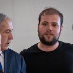 יועצו של נתניהו נגד בנט: "משקר כרגיל, מאיים ומנסה להשתיק"