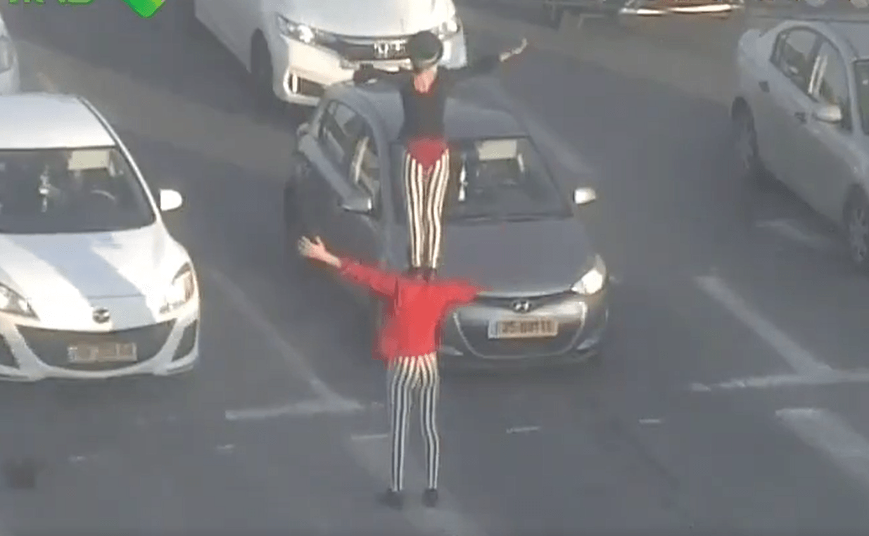 מה עשה לוליין באמצע כביש סואן?