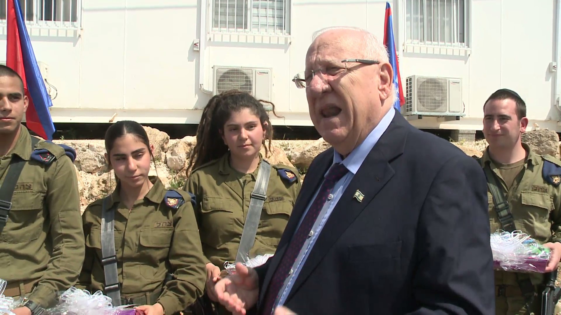 ריבלין עם לוחמי מוצב 443. צילום: אבי קנר, לע"מ