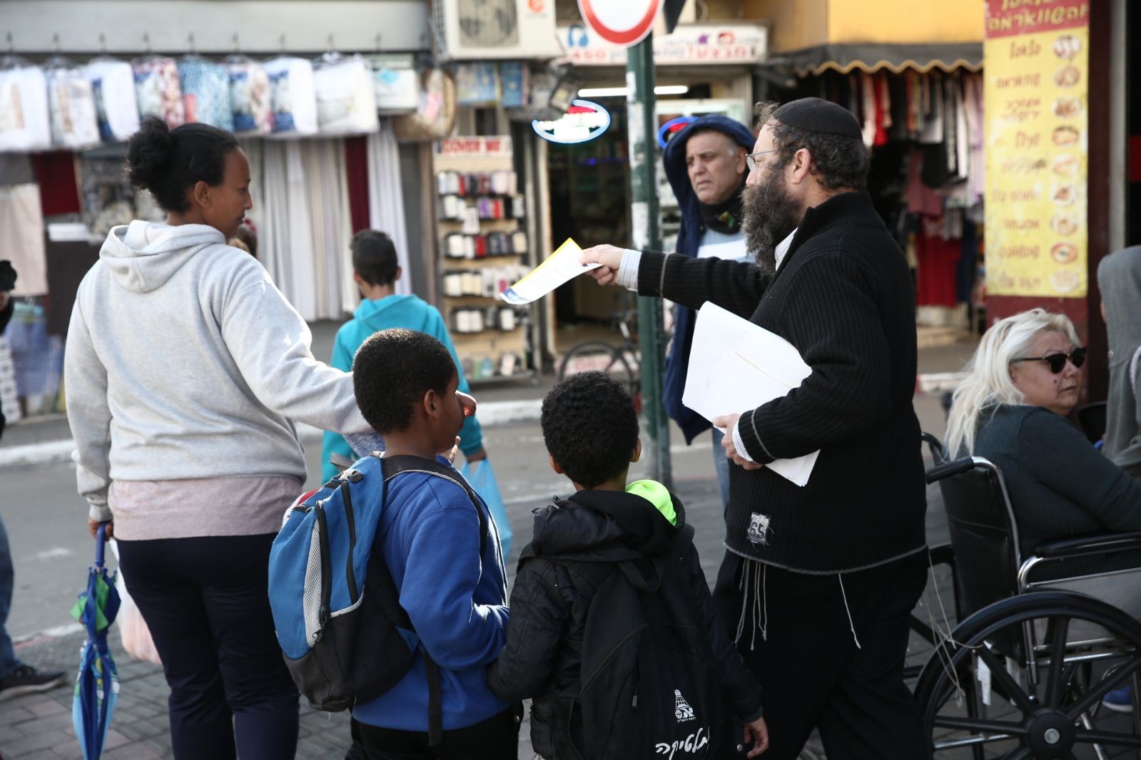 כרוזים עם כתובות פעילים נגד ההרחקה חולקו למסתננים