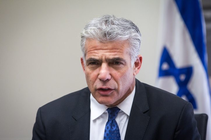לפיד: "לא נשב עם ראש ממשלה עם כתב אישום"