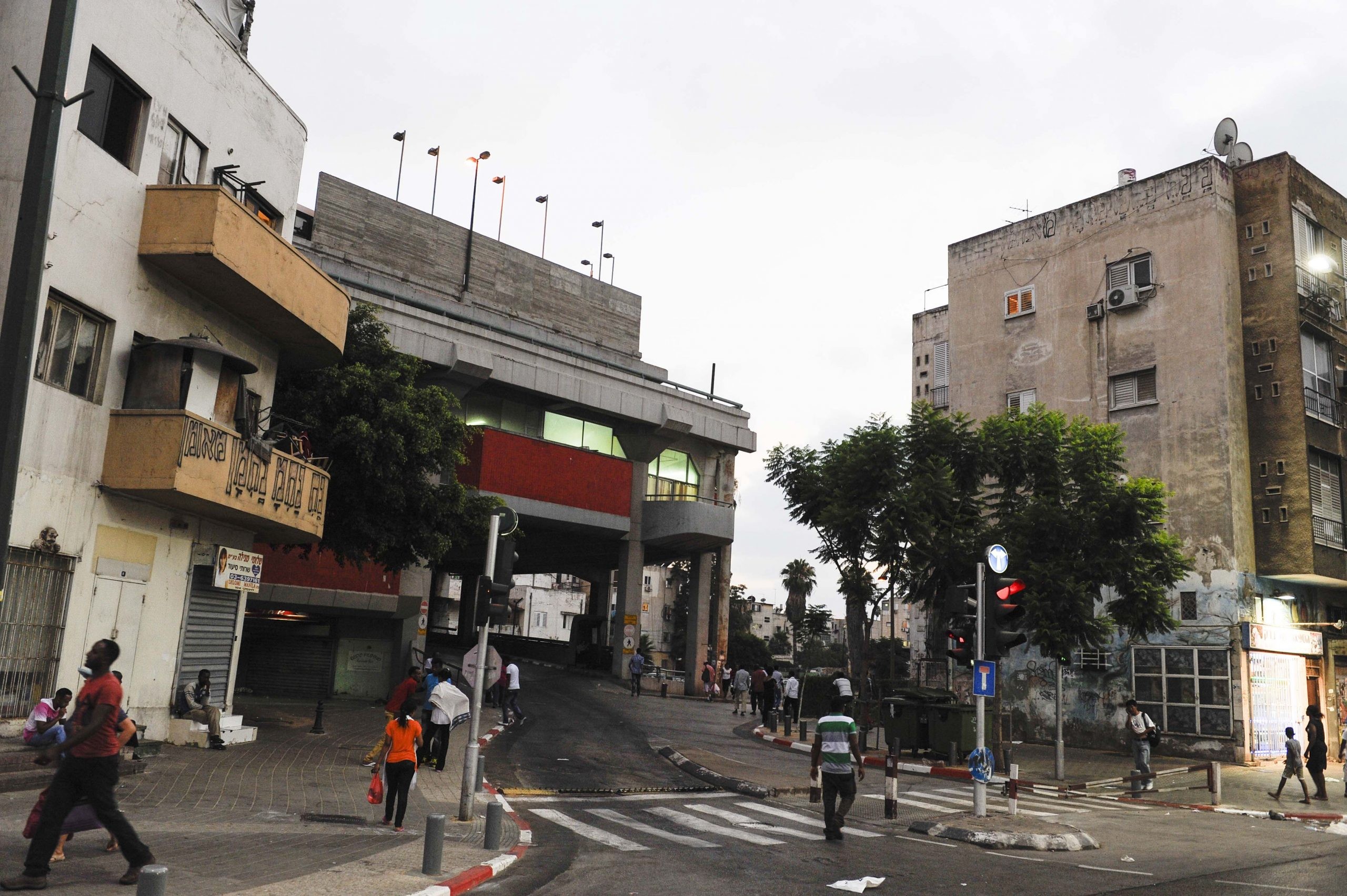 מסתנן ניסה לחטוף נשק ממאבטחת בתחנה המרכזית בת"א