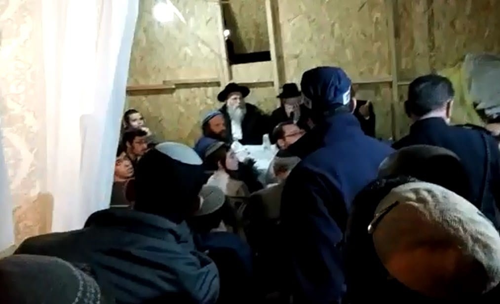 צפו: שוטרים פשטו על בית המדרש בצומת אריאל