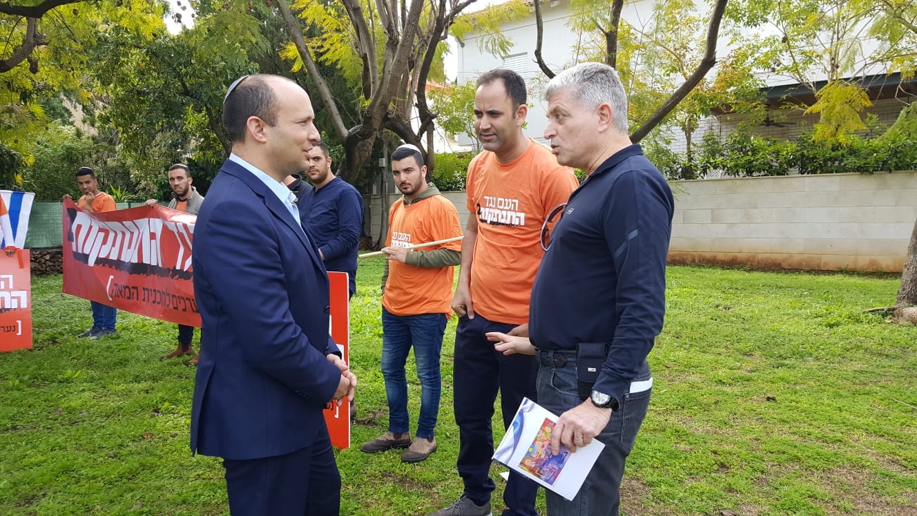בועז קוקיא אביו של חלל צה"ל רון ז"ל, לירן ברוך, יו"ר פורום נכי צה"ל למען ביטחון ישראל והשר בנט מחוץ לביתו