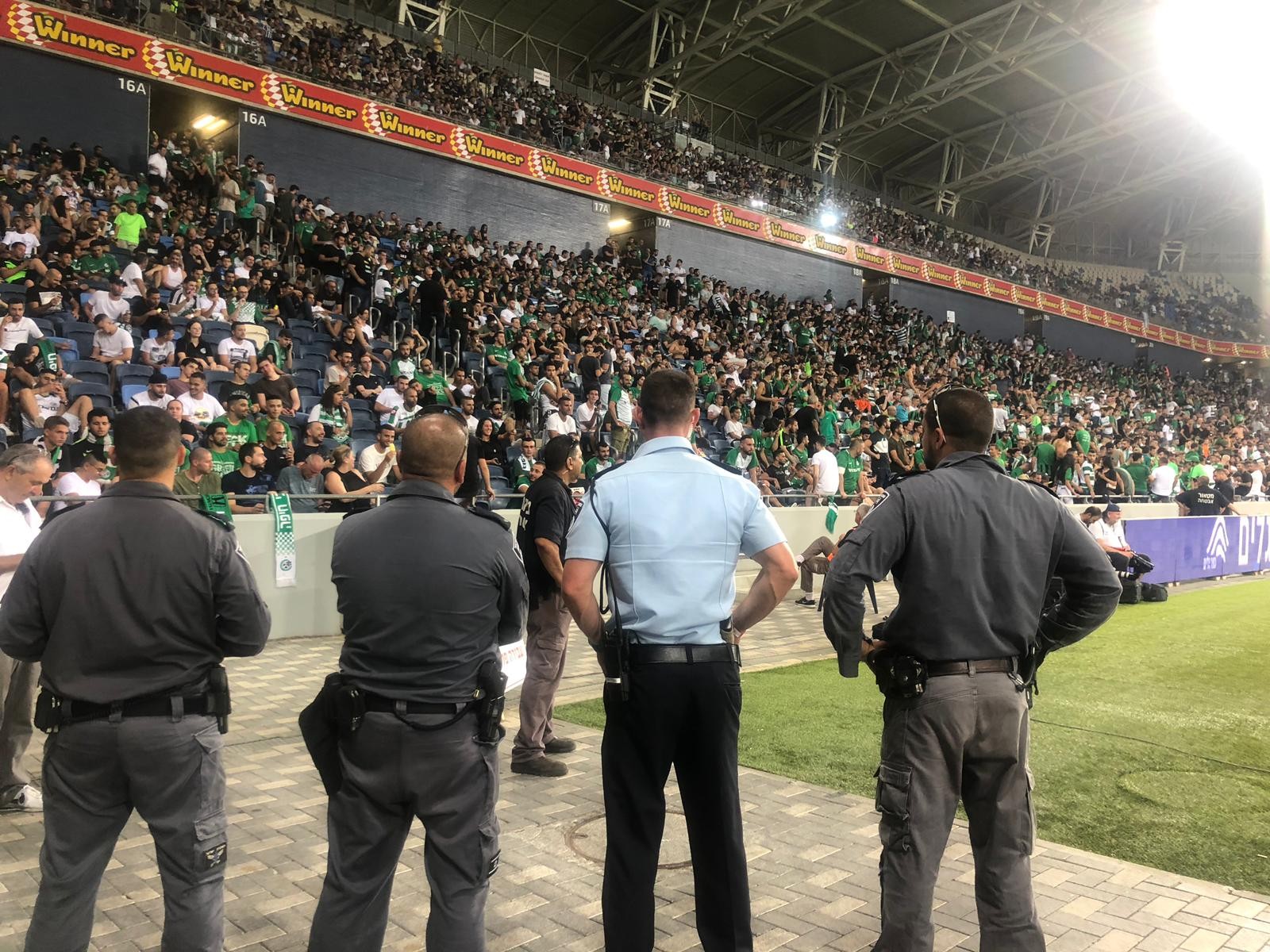 אוהד מכבי חיפה נעצר לאחר ששיגר זיקוק במהלך המשחק ופצע אוהד נוסף
