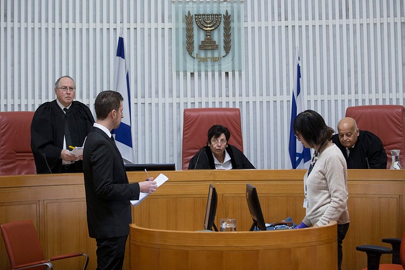 שופטים ושוטרים: שוטרים שיקרו בבית המשפט