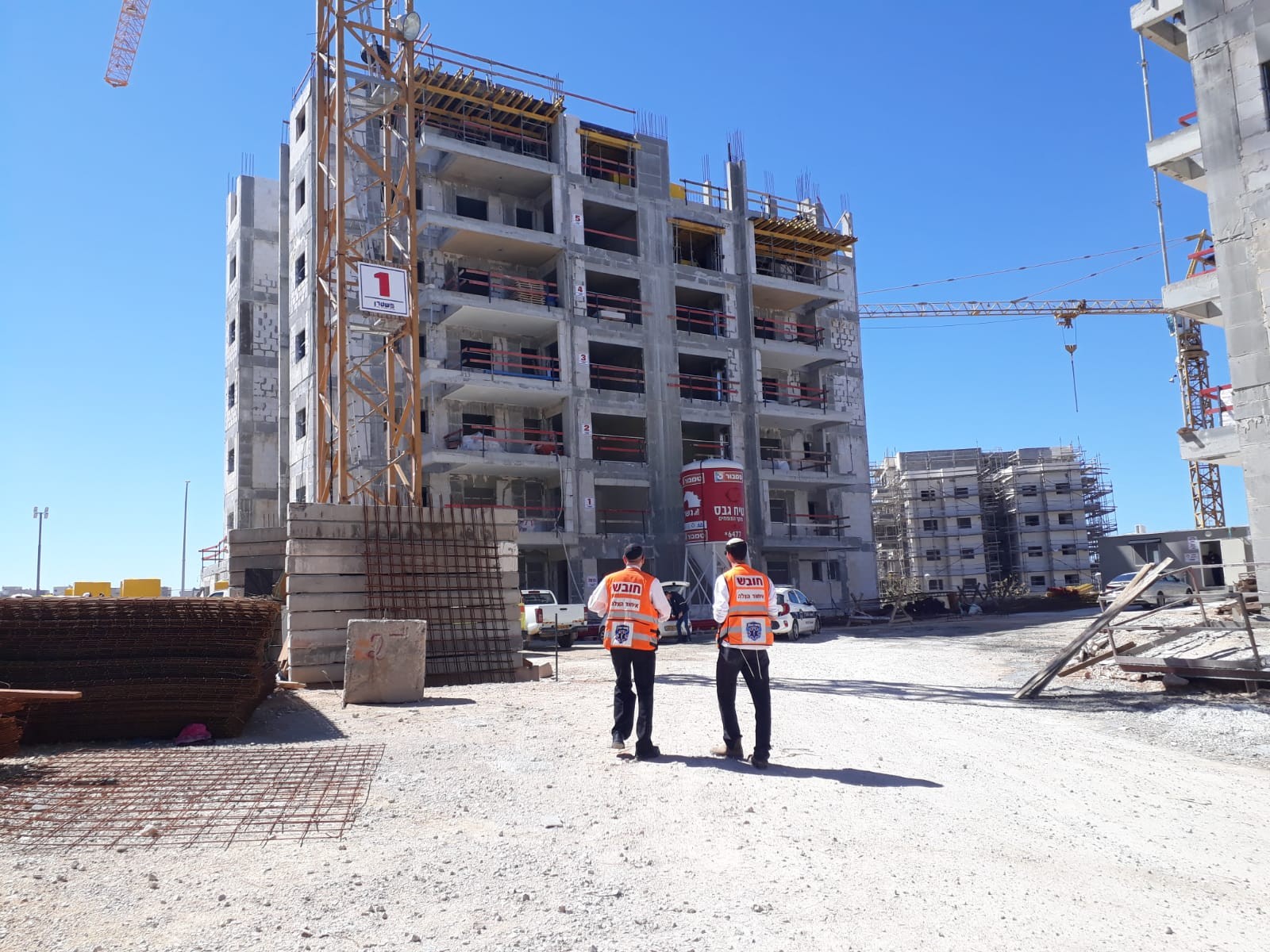פועל נפל מגג קומה 6 באתר בניה בחריש - ונהרג במקום