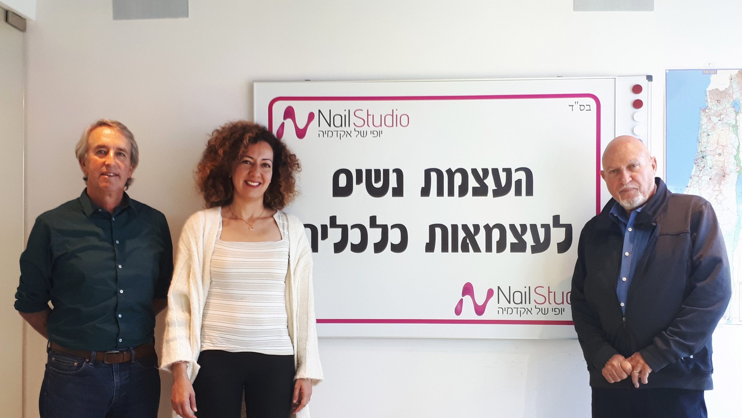 מימין - בריאן לידן, מנכ"ל נייל סטודיו, לירון אזולאי - מנכ"לית עמותת חצר נשית ומרטין קופר. צילום: יח"צ