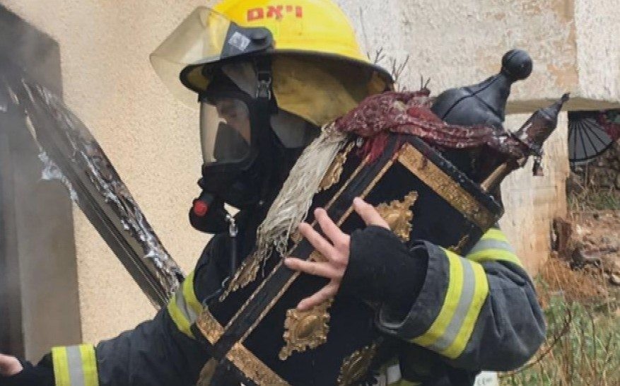 הכבאי הדרוזי שהציל את ספר התורה: "ישר קפצתי עליו"