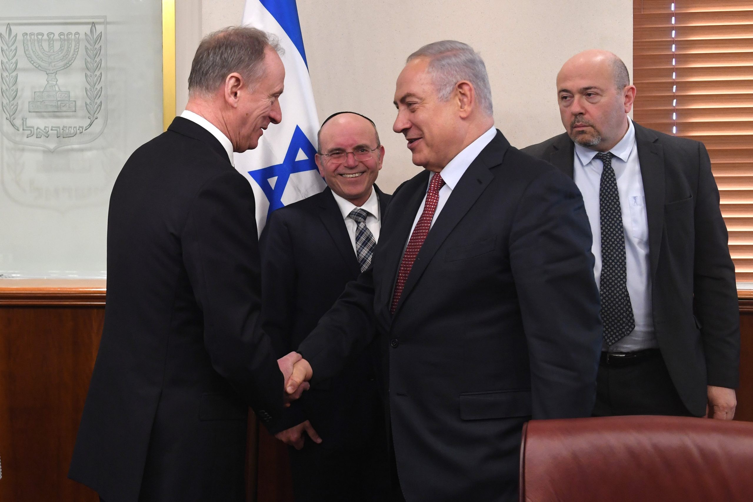 רה"מ נתניהו עם ראש המועצה הבטחונית של רוסיה, ניקולאי פטרושוב. ברקע: ראש המל"ל מאיר בן שבת ושגריר ישראל לרוסיה גרי קורן. צילום: קובי גדעון, לע"מ