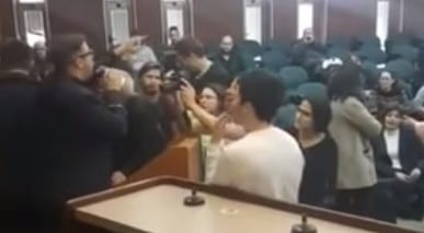צפו: אורן חזן מפוצץ כנס בחירות של ח"כ זנדברג באוניברסיטה