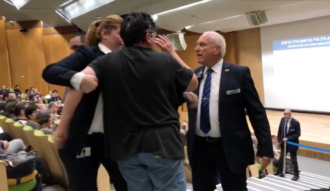 שפי פז מוצאת מהאולם. צילום: אורי בן יוסף