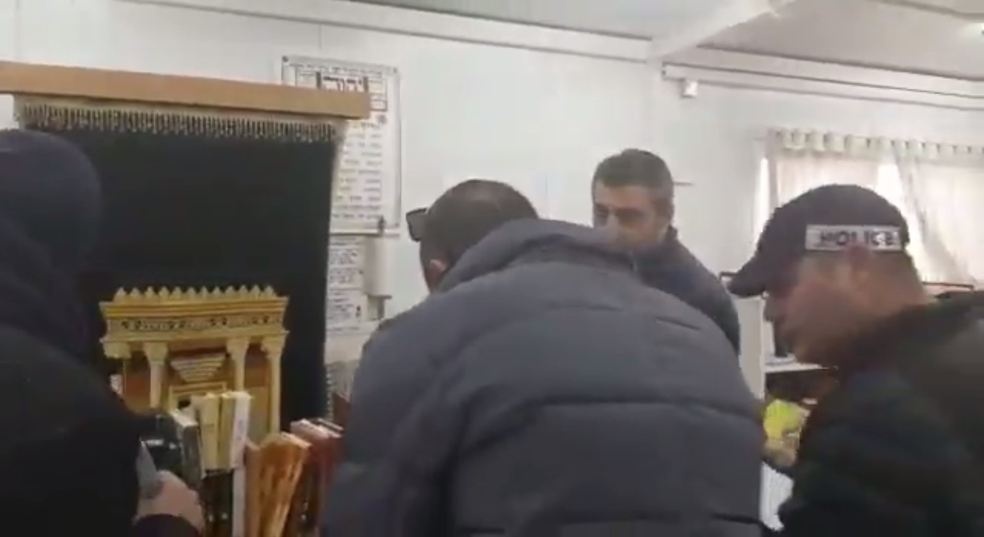 תיעוד: כוחות המשטרה פושטים על הישיבה ברחלים
