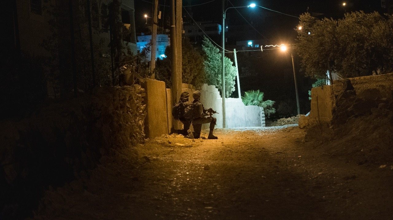 מעצר מחבלים במסגרת פעילות לילית. צילום ארכיון: דובר צה"ל