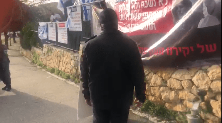 "הוא עושה שימוש פוליטי ברצח הבת שלו" - צפו במפגיני השמאל מגדפים הורים שכולים