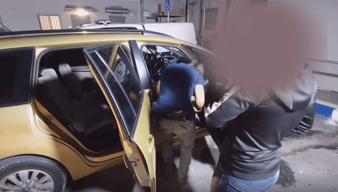 צפו: המשטרה תופסת נשק שהוסלק ברכב בו נסעו תושבי טירה עם ילדיהם