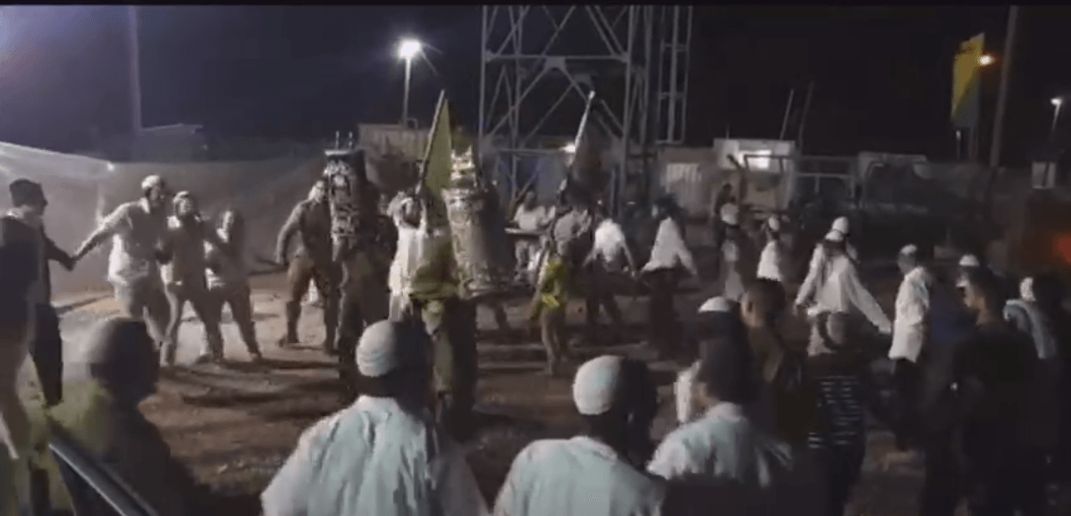 צפו: תושבי יצהר שרים עם לוחמי גולני "גולני שלי"