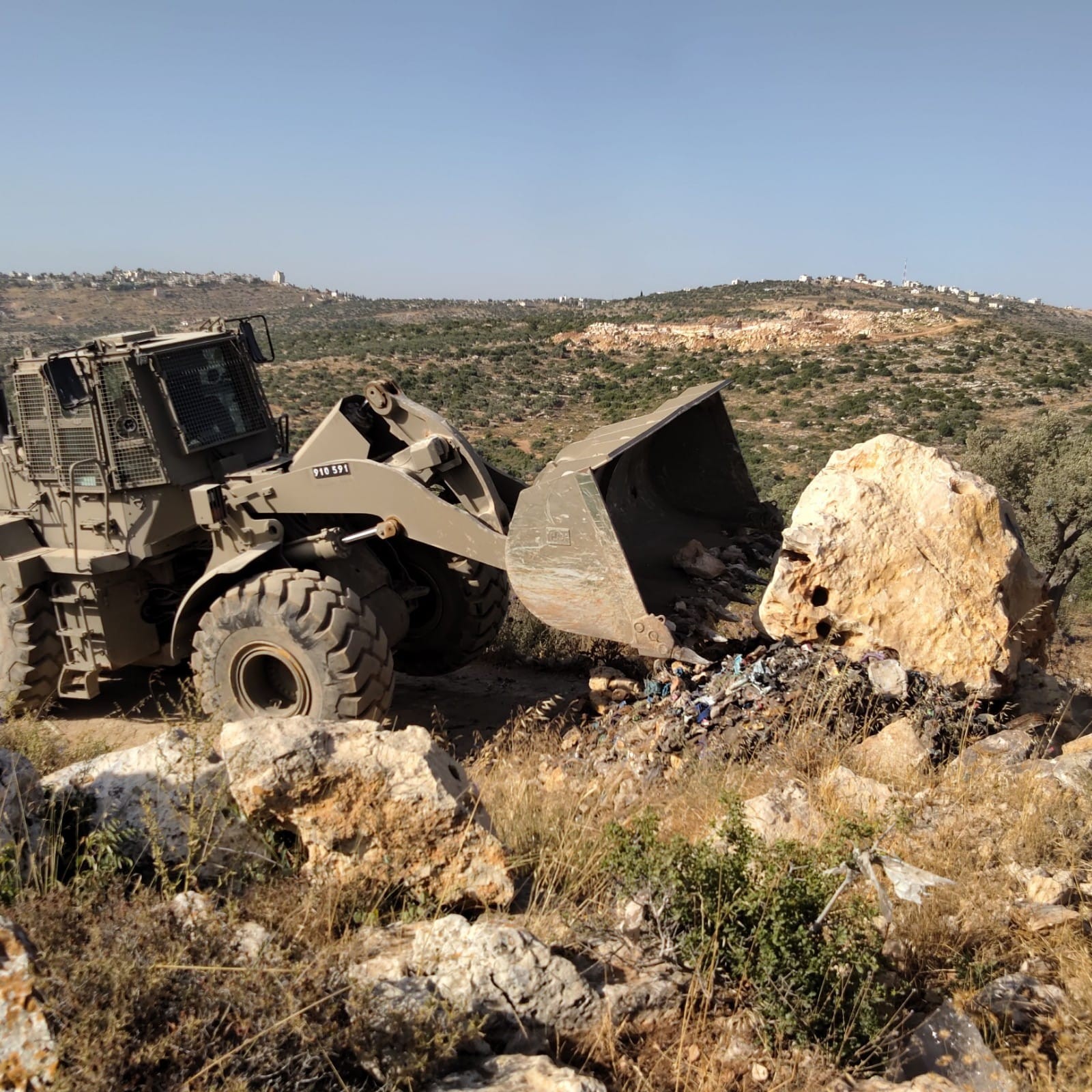נאבקים בבניה הבלתי חוקית: צה"ל החרים עשרות שופלים וכלים כבדים