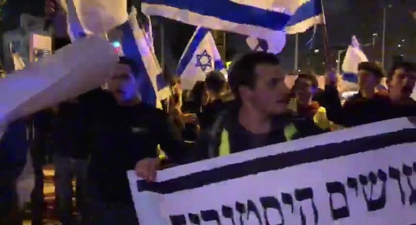 ירושלים: מאות מפגינים בכניסה לעיר ובכיכר ציון