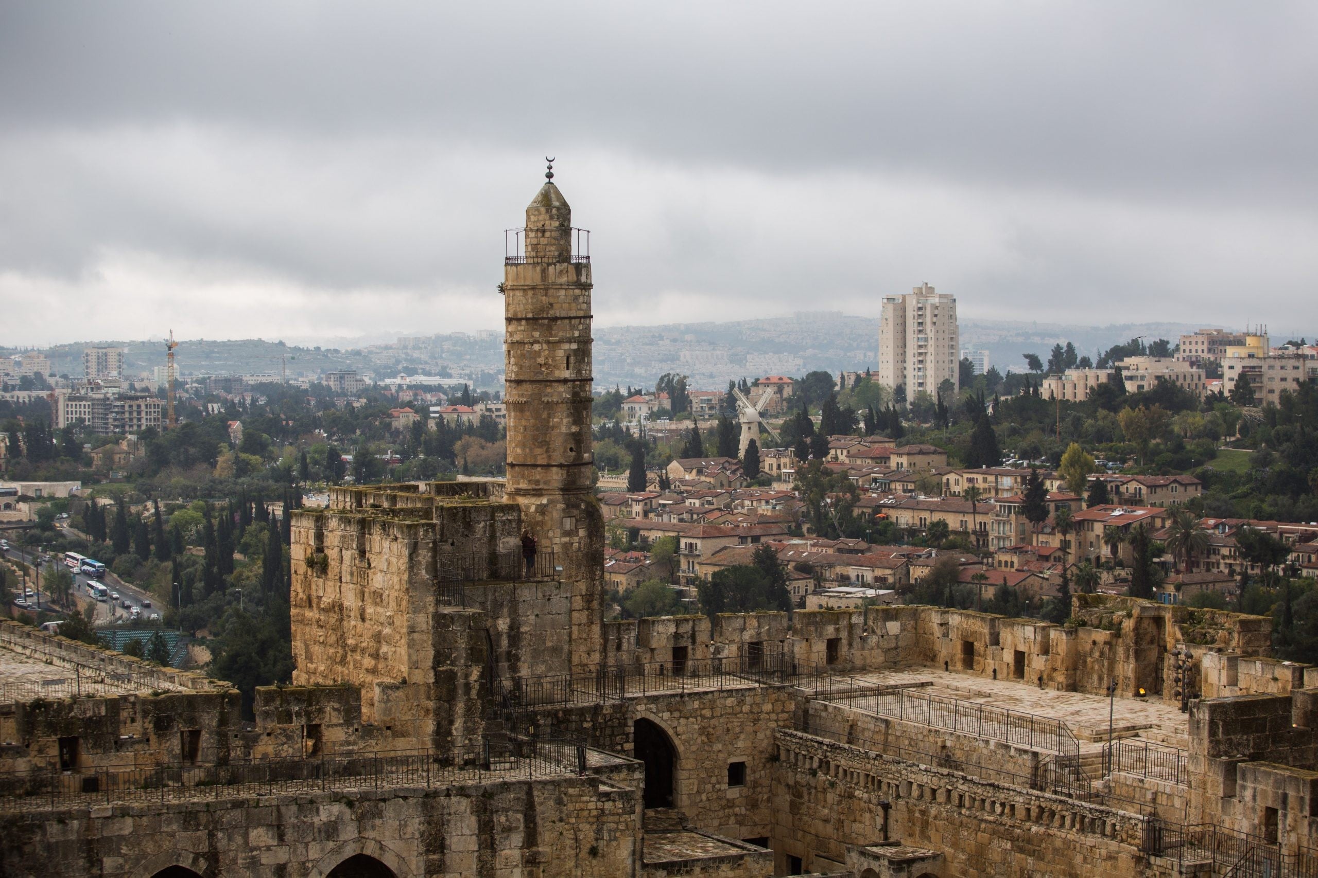 פנייה למשטרה: מיצאו את הערבי שהשליך כד מחלון ביתו ופצע נערה