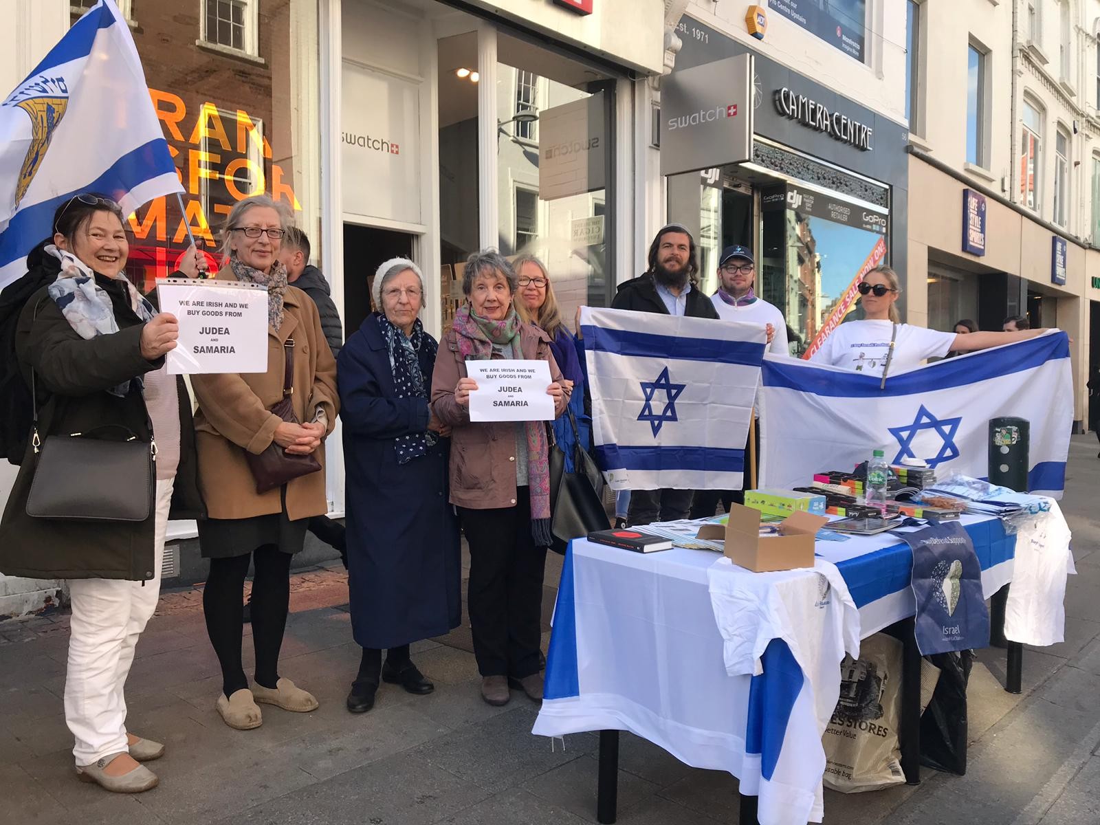 דבלין: אזרחים צעדו במחאה על החוק להחרמת מוצרים מיו"ש