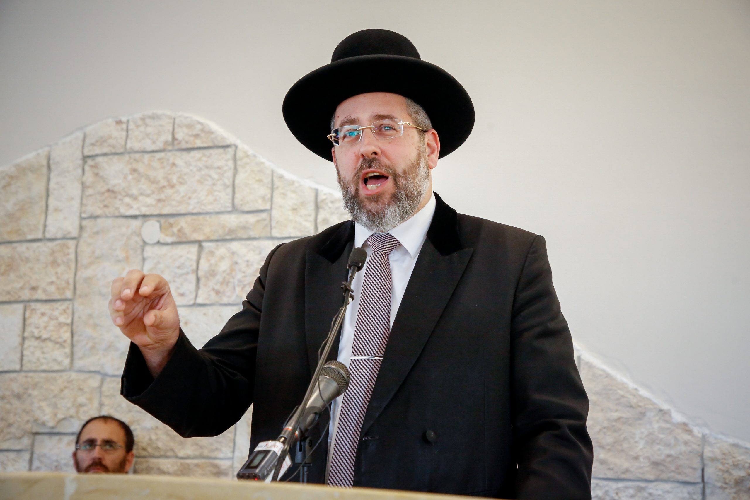 הרב הראשי לישראל קורא לציבור לצום חצי יום בערב ר״ח ניסן