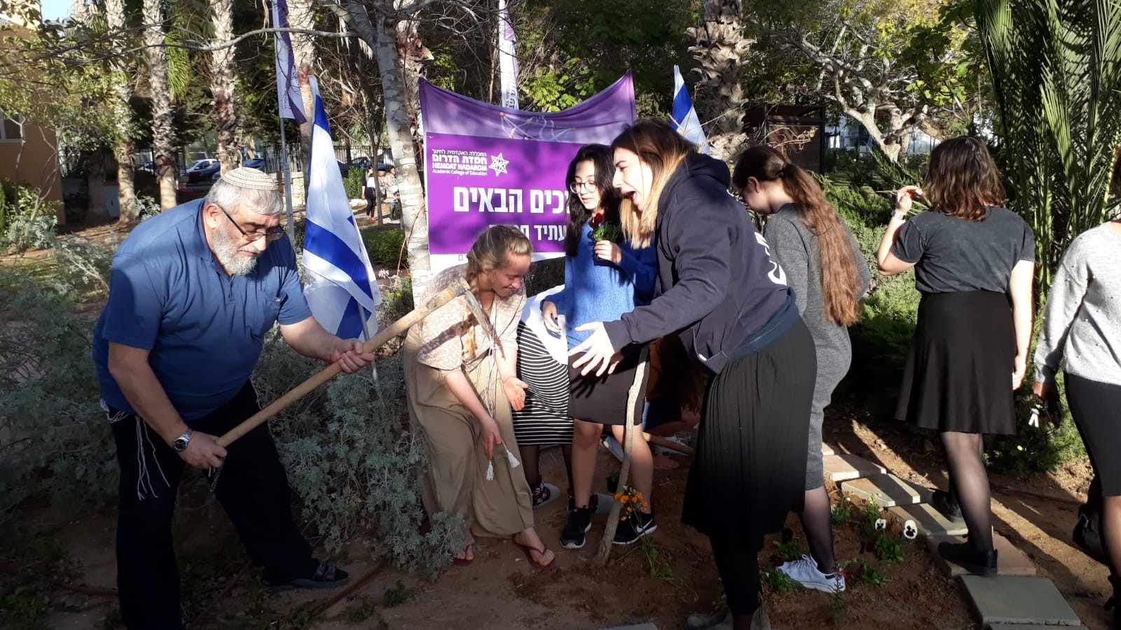 נערות יהודיות מצרפת חגגו לראשונה ט"ו בשבט בישראל