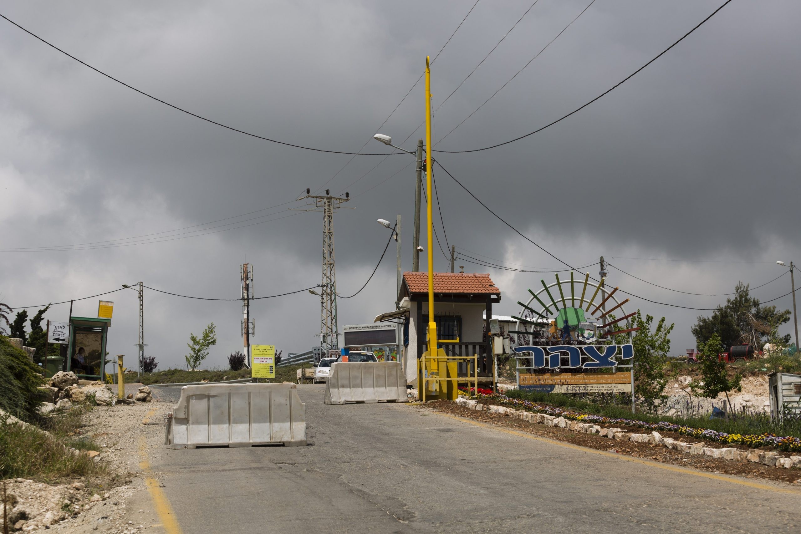 צפו: תושב יצהר, נגד הנערים שזרקו בקט"ב: "פחדנים, תעופו מכאן"