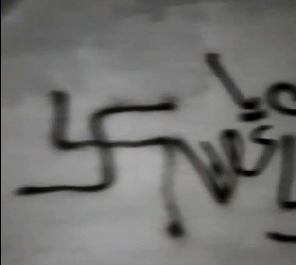 צלבי קרס וכתובות נאצה בקבר כלב בן יפונה
