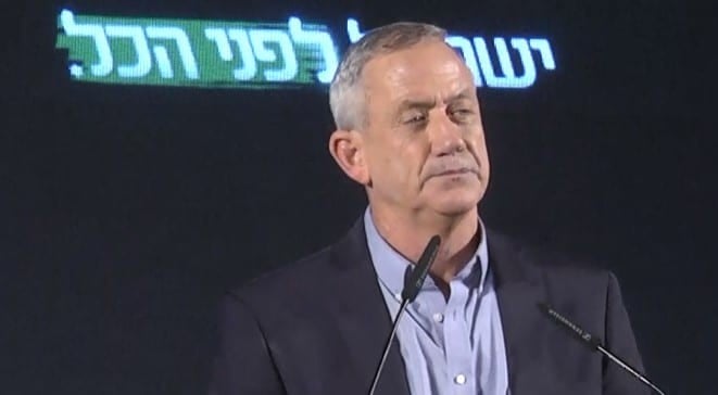 גנץ תקף: "נתניהו מסכן את בטחון חיילי צה"ל"
