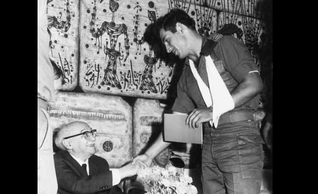 יאיר נתניהו: "גנץ יא חתיכת בדיחה ובובת גרב"