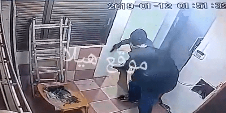 בעלי התחנה נאבק עם אחד השודדים. צילום מסך מפייסבוק