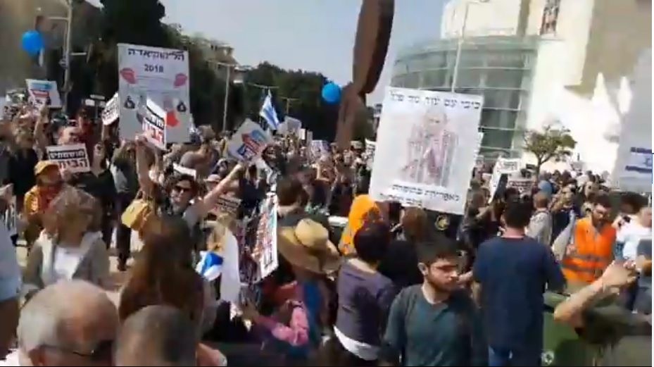 הפגנת השמאל ב'הבימה': "העם דורש צדק משפטי"