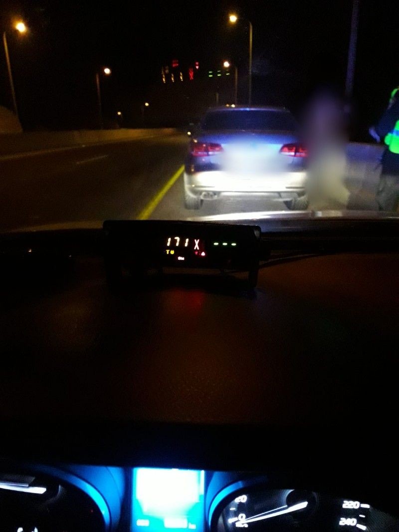 לא הוציא רישיון מעולם ונתפס נוהג ב- 171 קמ"ש