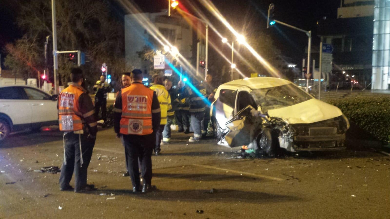 חיפה: פצועה קשה, 2 בינוני ו-1 קל בתאונה בין שני רכבים בצומת חורב