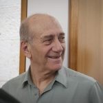 בנוכחות משפחתו: נתניהו מעיד במשפט התביעה נגד אולמרט