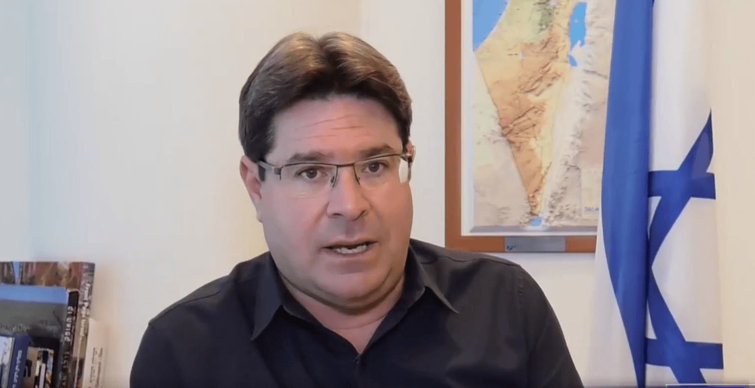 אקוניס: "גנץ מנסה לטשטש את העובדה שהוא שמאל"