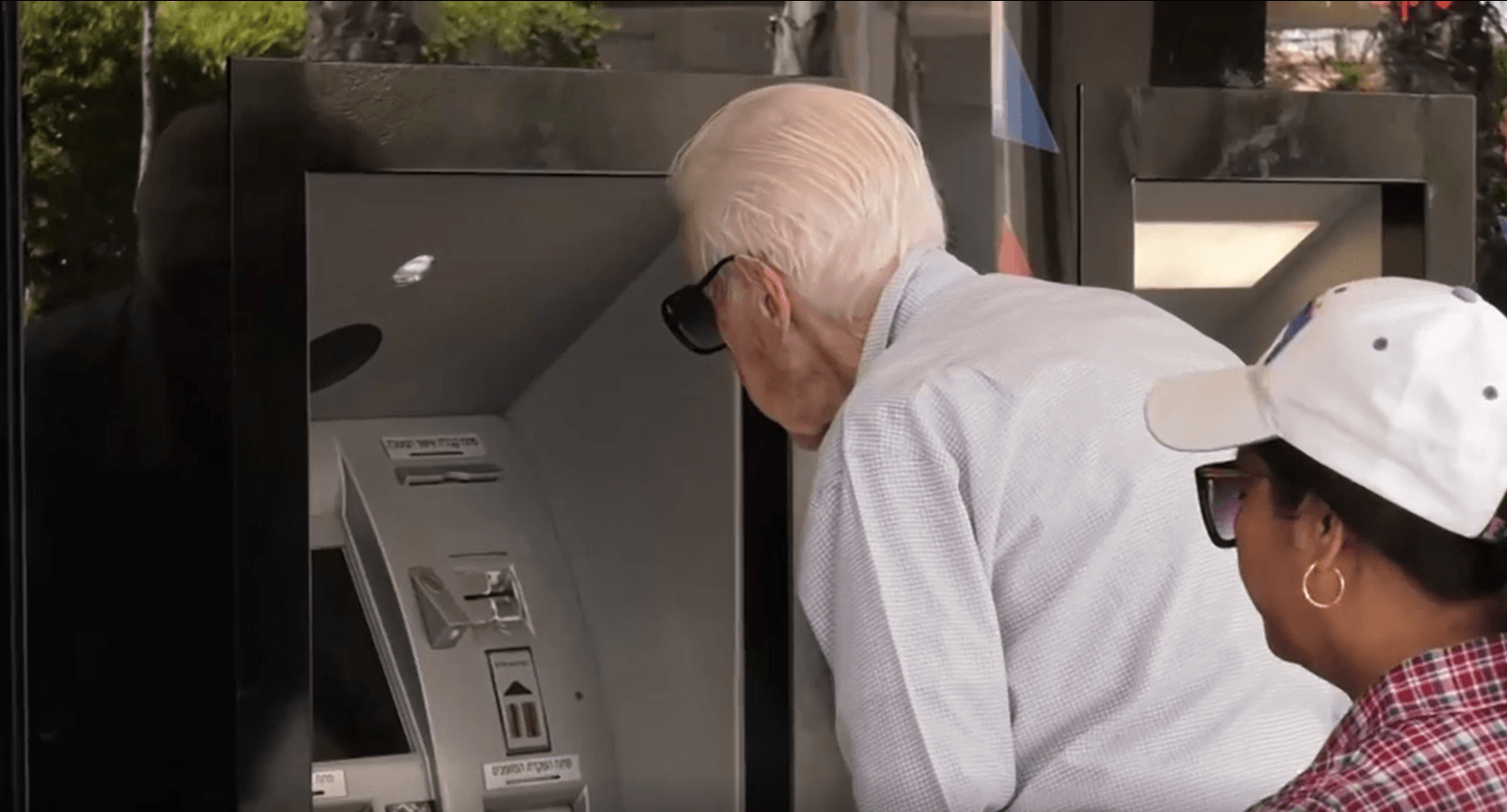 "החברה צריכה לדאוג שלא יפלו את הקשישים"