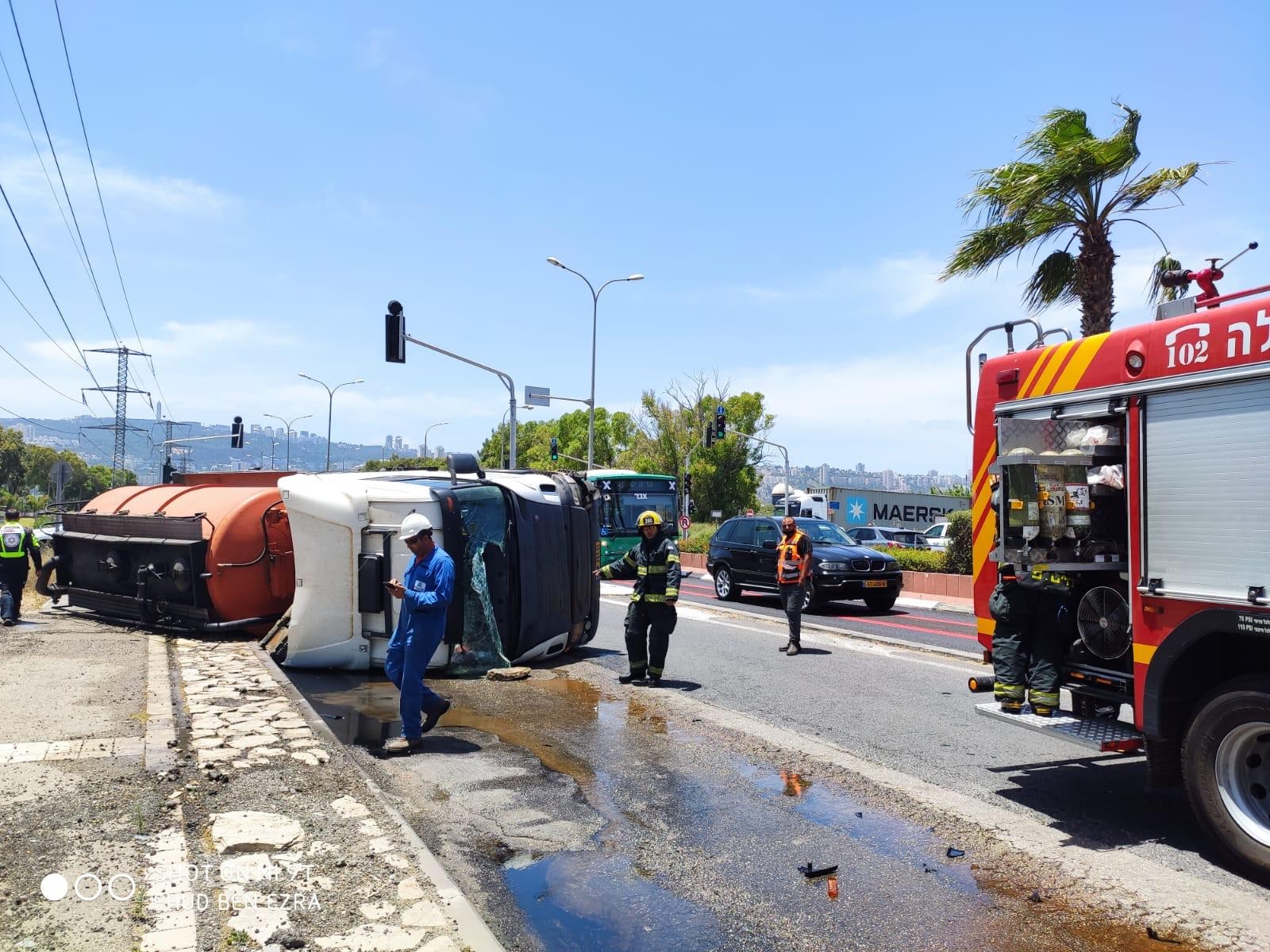 דיווח: משאית התהפכה מחוץ לבתי הזיקוק בחיפה