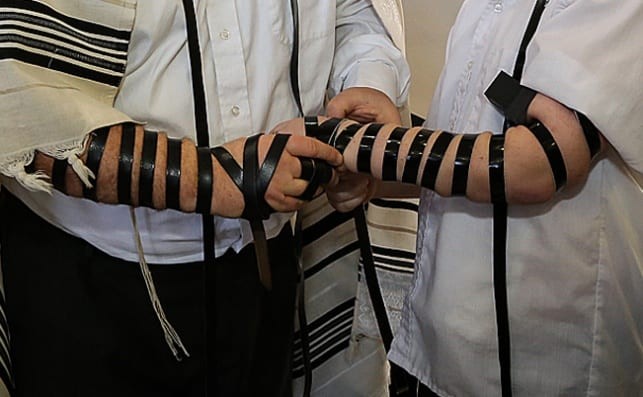 הנחת תפילין ובתי חב"ד בעולם - השליחות המיוחדת של חסידות חב"ד