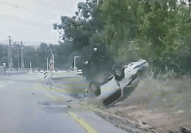 תיעוד מפחיד: הרכב סוטה לשוליים, פוגע בשלט ומתהפך
