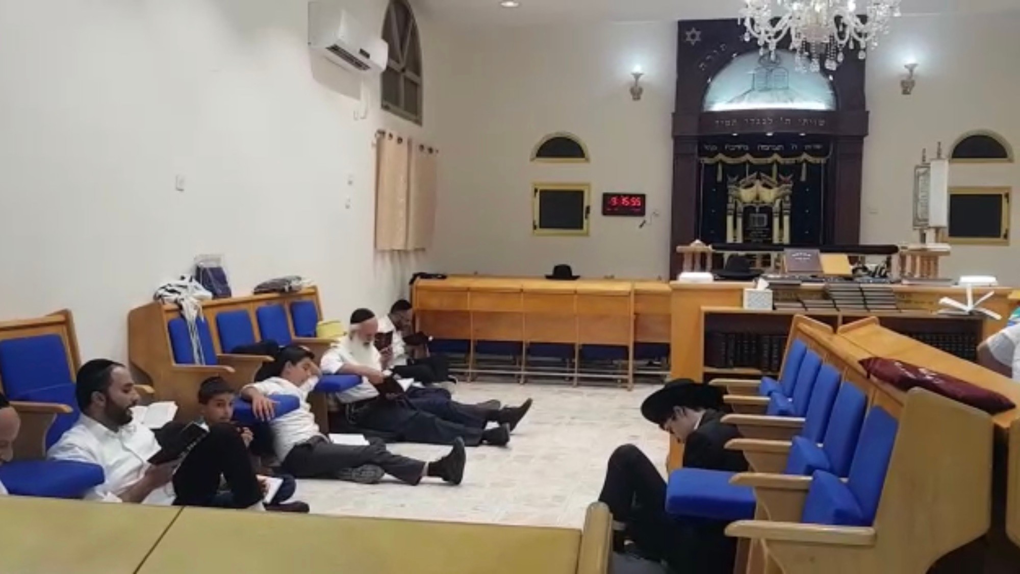 צום קל: צפו בקריאת מגילת איכה בבתי הכנסת ברחבי הארץ