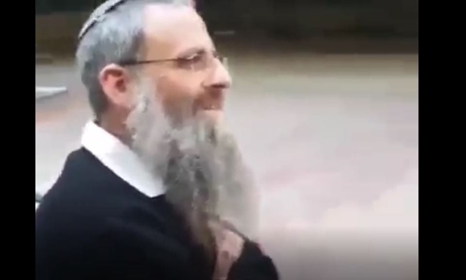 כואב בעיניים ובלב - ערבי מקלל ומשפיל רב בעפרה