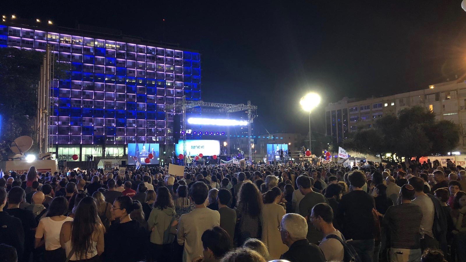 שלטי הסתה נגד נתניהו בעצרת לזכר רבין